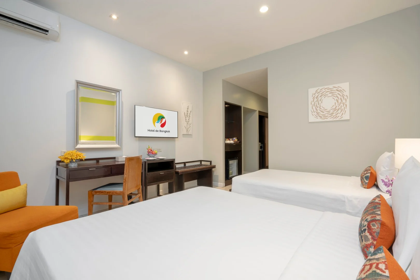 URBAN TRIPLE ROOM